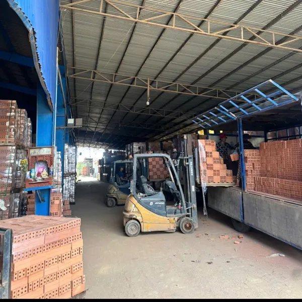Bốc xếp gạch lên xe tại Nhà Máy Gạch Tuynel Rạng Đông